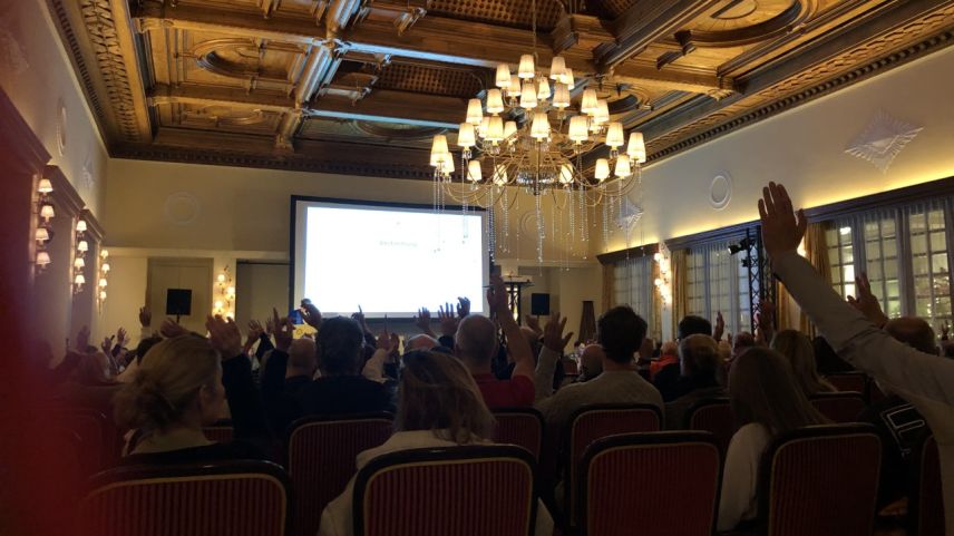 Erstmals fand die St. Moritzer Gemeindeversammlung im Hotel Kulm statt. Foto: Marie-Claire Jur