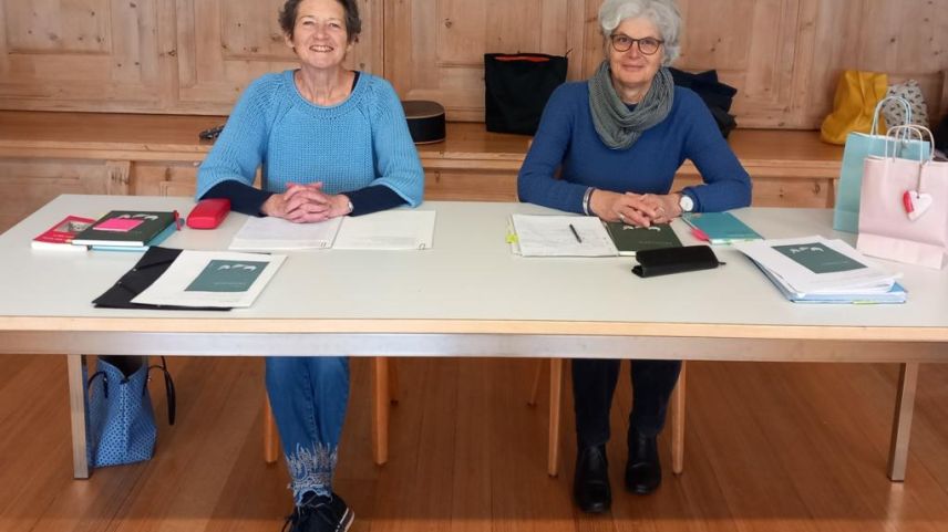 Ruth Plouda (a schnestra) e Claire Hauser Pult han prelet l’eivna passada a scolaras e scolars rumantschs da l’Institut otalpin Ftan (fotografia: mad).
