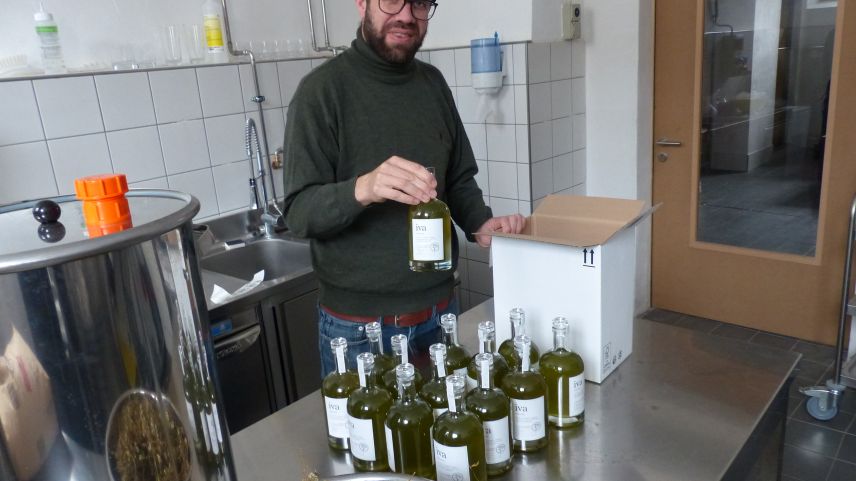 Il likör d’iva cha Andi Brechbühl ha prodüt a Tschlin es pront per pakettar e trametter (fotografia: Flurin Andry).