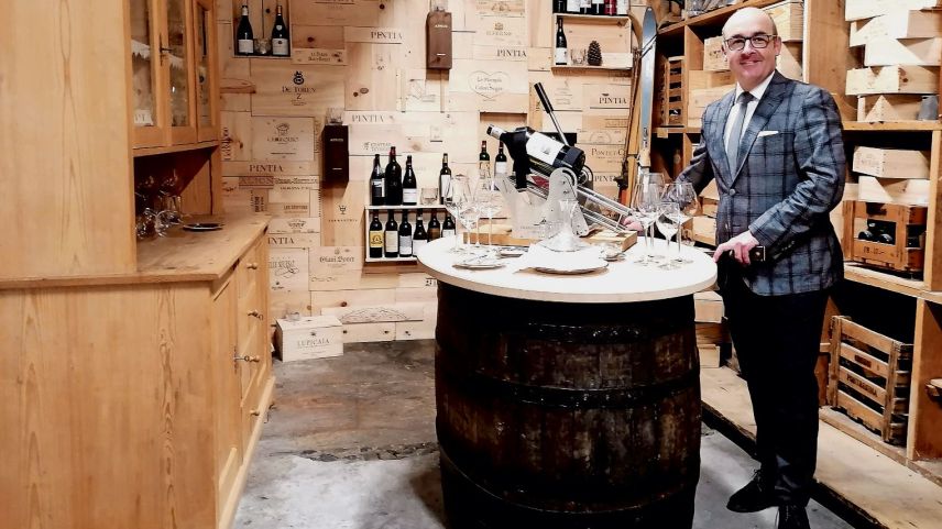 Der Direktor des Hotels Kronenhof in Pontresina, Marc Eichenberger, lädt anlässlich des 175-Jahr-Jubiläums des Hauses zum Wine Tasting.  Foto: Denise Muchenberger
