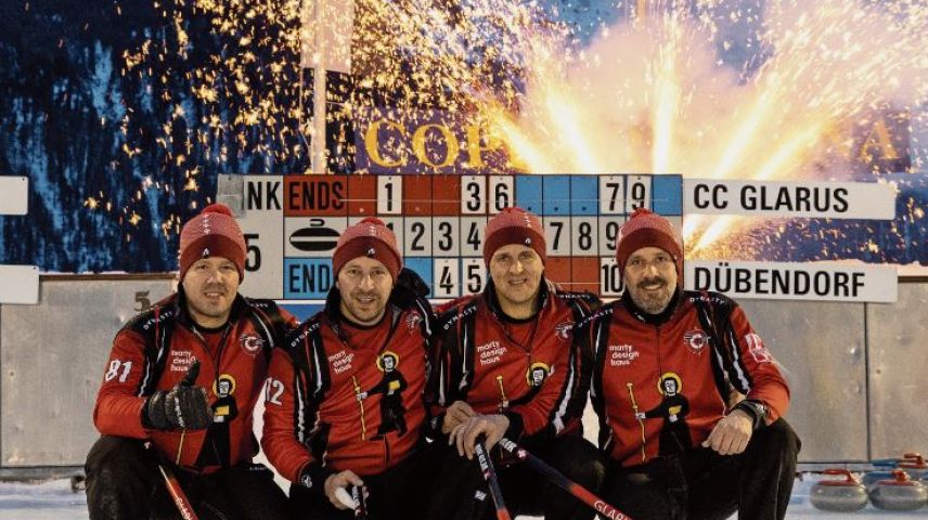 Team Glarus Open Air mit Martin Rios, Kevin Spychiger, Heinrich Hügli und Peter Hartmann (v. l.) gewinnt die 54. Coppa Romana in Silvaplana. 	Foto: z. Vfg