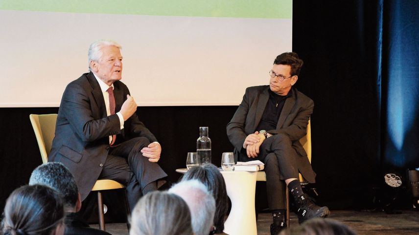 Von links: Joachim Gauck, ehemaliger Bundespräsident Deutschlands, im Gespräch mit Philip Ursprung.		Foto: Stefanie Wick Widmer