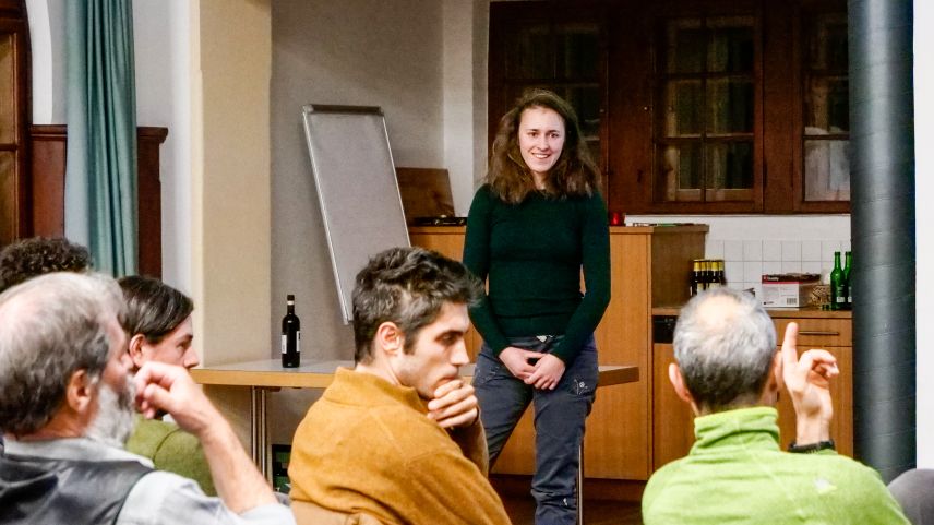 Umweltwissenschaftlerin Katrin Althaus sucht nach ihrem Referat über die «Auswirkungen des Klimawandels auf die Forstwirtschaft des Engadins» das Gespräch mit regionalen Forst- und Waldexperten. Foto: Jon Duschletta