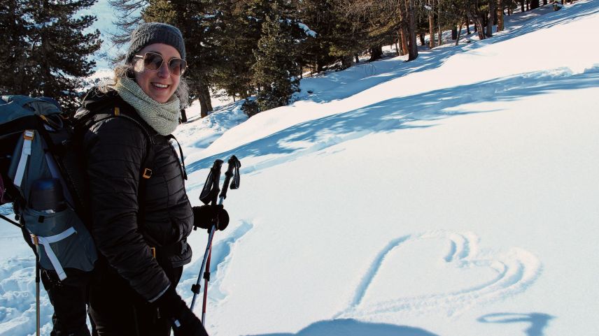 Antonia Eisenhut malt ein Herz für die Natur in den Schnee.