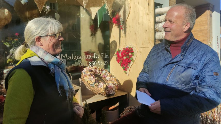 Gemeindepräsident Gian Peter Niggli im Gespräch mit der Floristin Brigitte Mettler, die das Blumengeschäft Malgiaritta Defilla in Samedan betreibt. 	Foto: Denise Kley