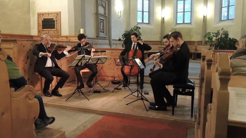 Ils tschinch musicists in plaina concentraziun (fotografia: Benedict Stecher).
