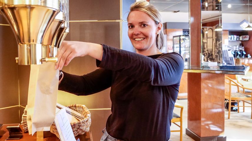 Geschäftsführerin Sabina Cloesters füllt bei der Erlebnisinsel Kaffeebohnen ab. Foto: Jon Duschletta