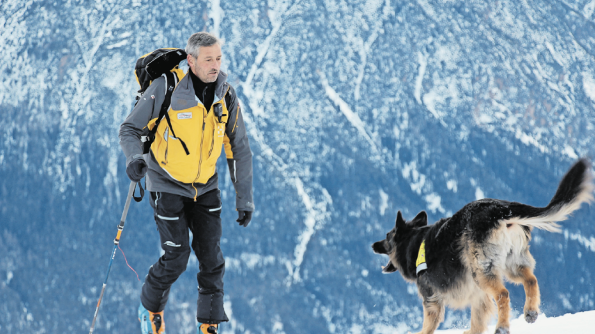 Kira motiviert ihren Hundeführer Flavio Cahenzli loszulegen. Die Teams der Alpinen Rettung im Engadin trainieren auch bei wenig Schnee. Foto: Stefanie Wick Widmer