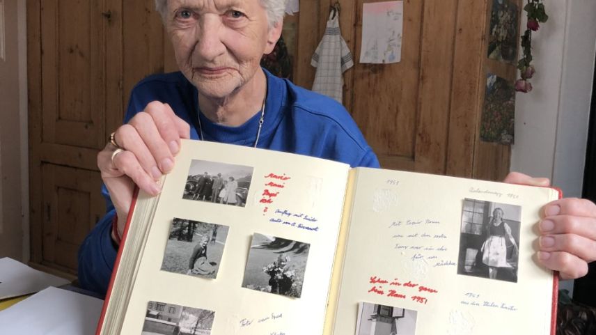Anita Hemmi-Gilly erzählt von früheren Zeiten. Sie hat ihren ersten Chalandamarz in Sils im Jahre 1948 gefeiert.
Foto: Marie-Claire Jur