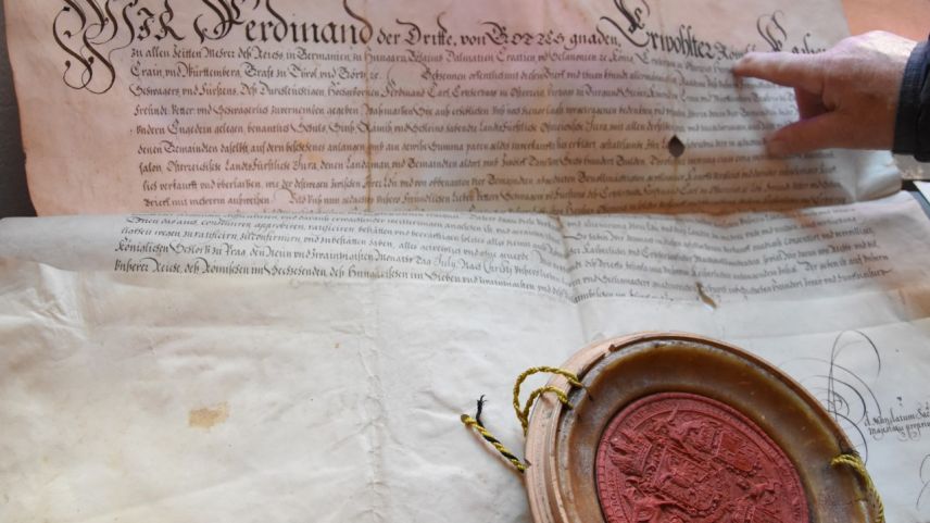 Die Ratifikationsurkunde aus dem Jahr 1652 ist das Herzstück des Senter Archivs. Foto: Bettina Gugger