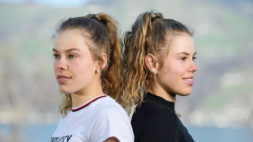 Die Zwillingsschwestern Carla (rechts) und Gianna Chiara Wohler laufen beim 22. Engadin Frauenlauf auf dem Podest (Foto: familiewohler.ch)