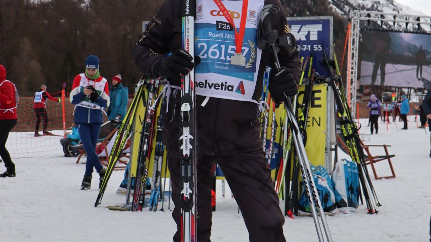 Ruedi Nuolf in dumengia passada al böt dal Maraton da skis engiadinais a Puntraschigna (fotografia: Martin Camichel).