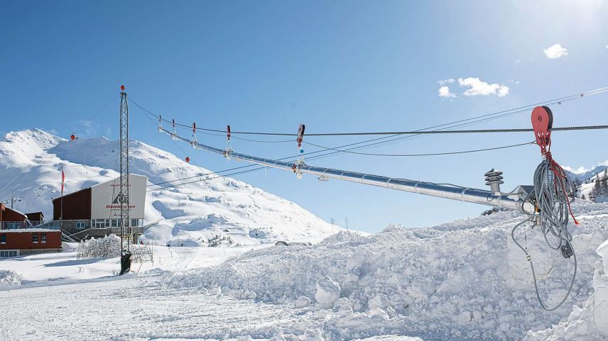 Das Beschneiungsseil als Teil einer Testanlage an der Diavolezza-Talstation. Das Projekt «MortAlive» will diese Technologie weit über den Morteratschgletscher hinaus etablieren. Foto: Mayk Wendt