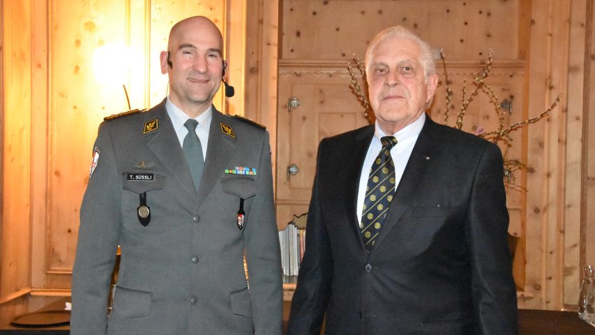 Jakob Faes (rechts), Präsident des Rotary Clubs Bad-Scuol-Tarasp-Vulpera, konnte am Donnerstag den Schweizer  Armeechef, Korpskommandant Thomas Süssli, in Scuol begrüssen (Foto: Nicolo Bass).