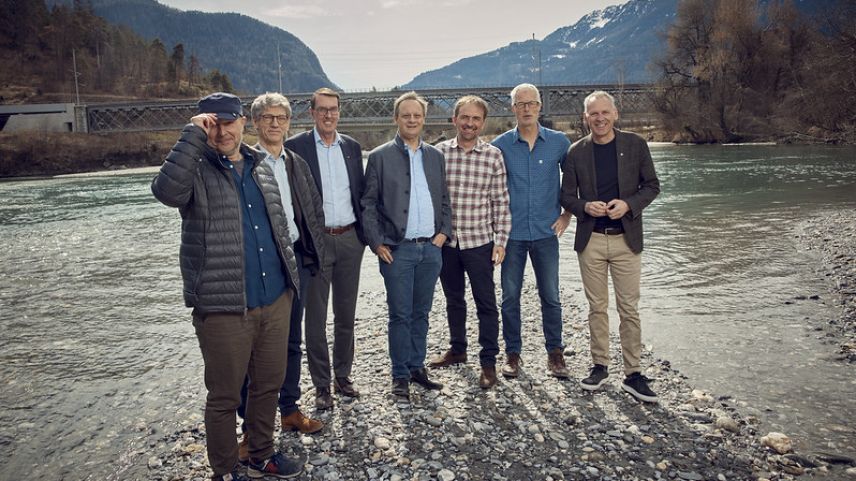 Initianten des Vereins Graubünden Wasser und Redner an der Medienkonferenz in Reichenau. Foto: Maurice Haas 
