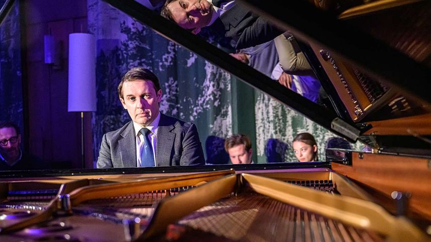 Der britische Pianist Simon Mulligan konzertierte in der altehrwürdigen Lobby des Hotels Walther in Pont­resina. Er präsentierte dabei eine Art  «amerikanischen Abend» mit seinen liebsten Jazz-Songs – und mit mehr. Foto: fotoswiss.com/Giancarlo Cattaneo