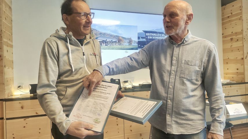 Alf Bolt (rechts) übergibt die Petition an Gemeindevorstand Reto Matossi. Foto: Denise Kley