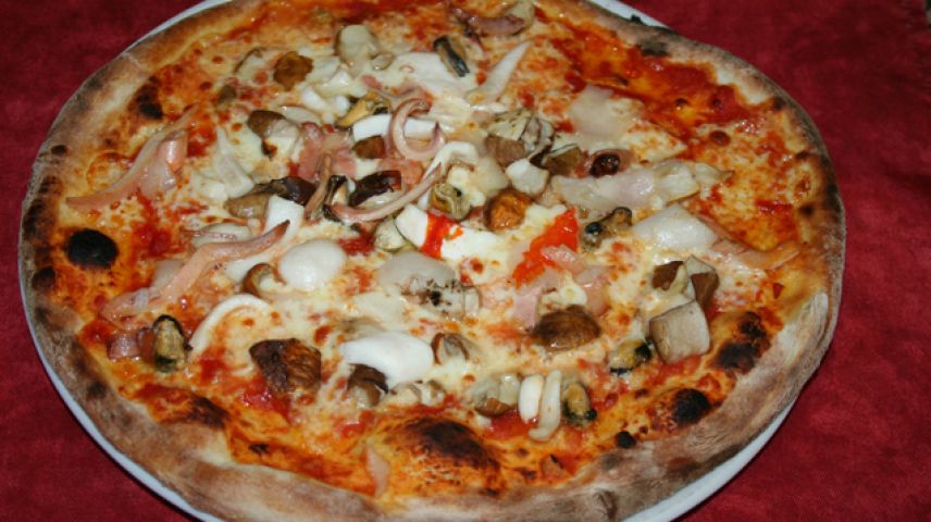 Steinpilze und Meeresfrüchte: Auf der Pizza "Mare e Monti" sind zwei Gegenpole friedlich vereint.