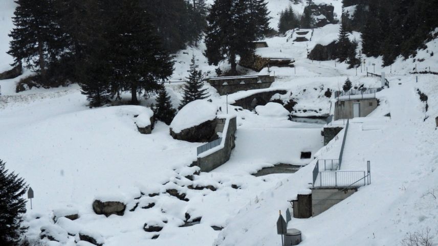 L’aua dal Tasnan dess servir per far naiv artificiala i’l territori da skis Motta Naluns a Scuol (fotografia: Annatina Filli).