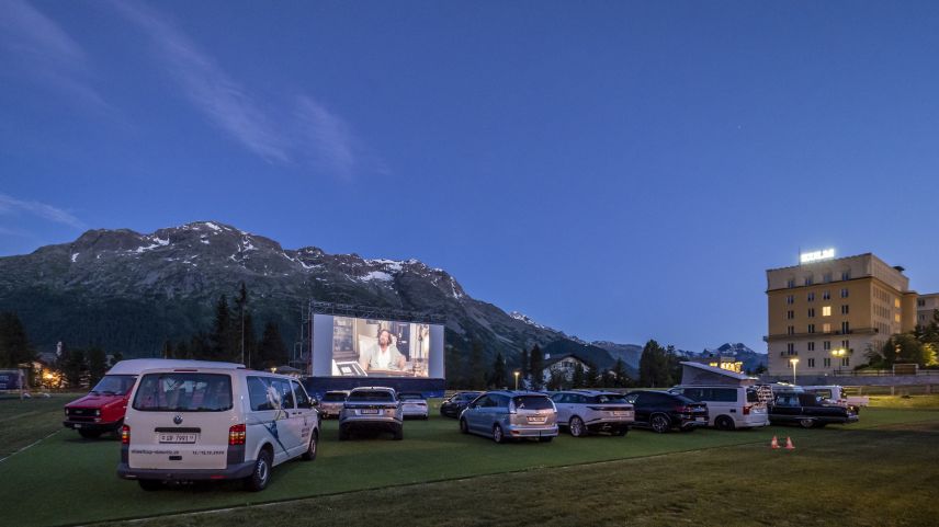 Autokino beim Hotel Kulm in St.Moritz 2020. Vorlage für die KI.     Foto: Daniel Zaugg