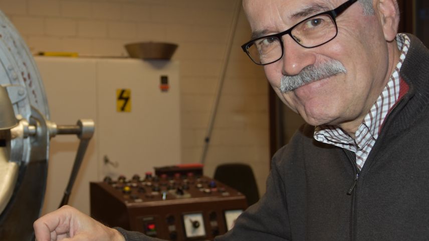 Daniel Badilatti dal Cafè Badilatti chatta important da purter il puter vers inoura. Ils sachins da zücher sun ün pass (fotografia: Selina Bisaz).