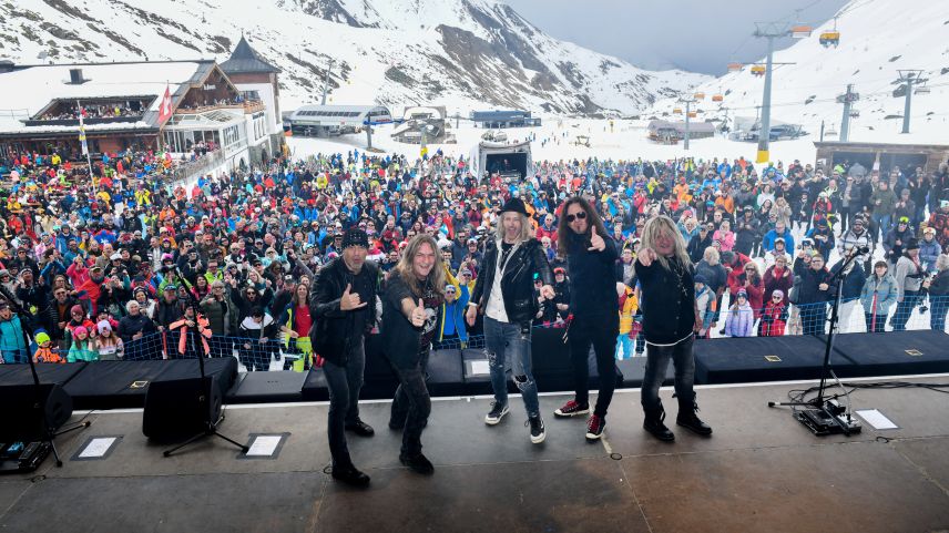 Die Schweizer Rockband Gotthard vor winterlicher Kulisse und begeistertem Publikum in Samnaun (Foto: Mario Curti).