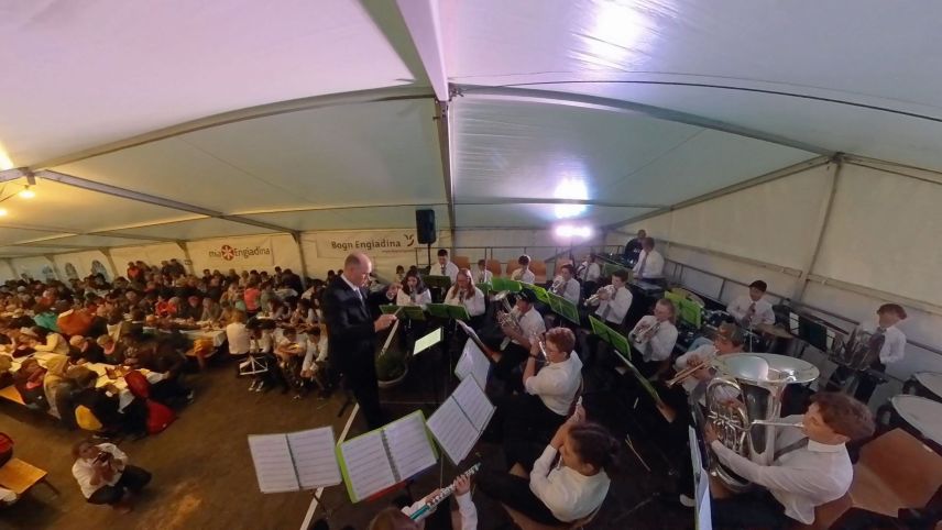 Las giuvnas musicantas e musicants da Puntraschigna fin Tschlin han concertà suot la bachetta da Flurin e Reto Lehner illa tenda da festa da l’EBexpo (fotografia: Foto Taisch Scuol).