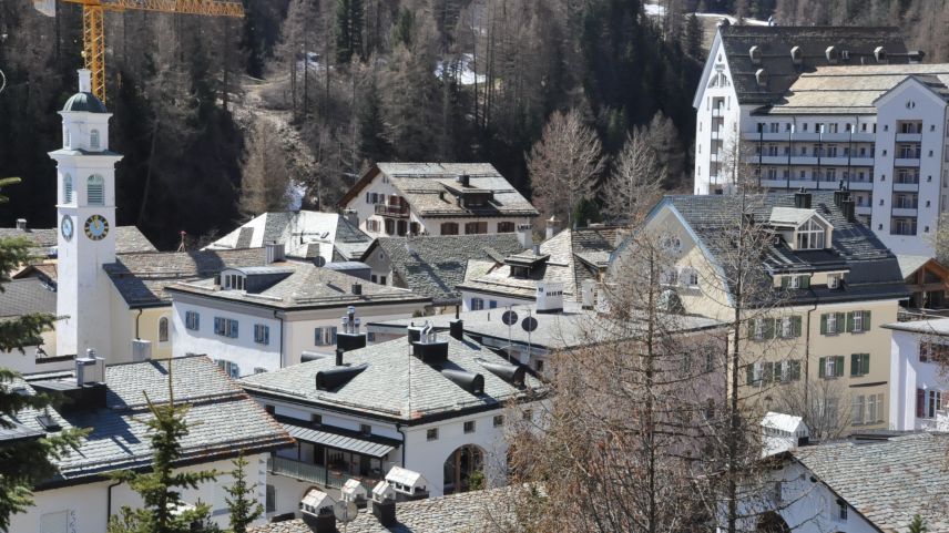Der Dorfkern von Sils Maria: Steindächer prägen das Ortsbild. Foto: Marie-Claire Jur
