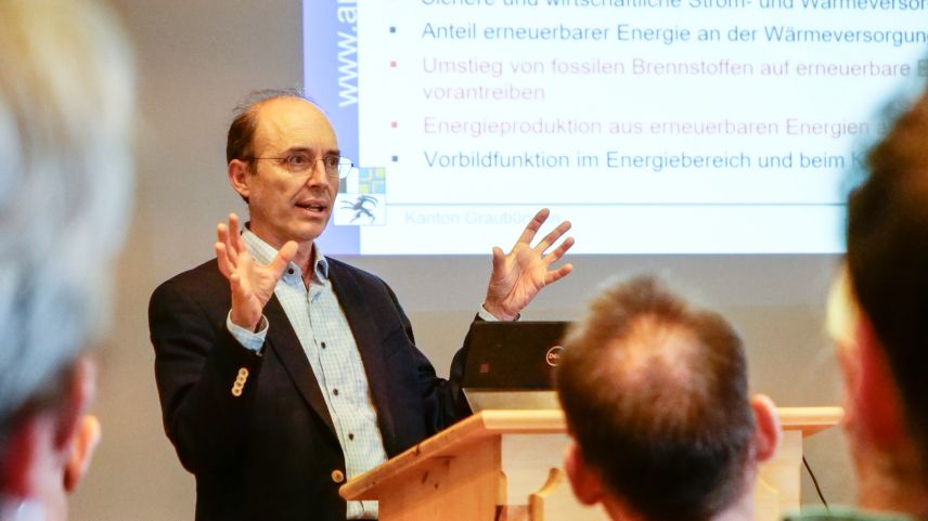 Beat Hunger, stellvertretender Leiter des kantonalen Amts für Energie AEV, während seinen Ausführungen in der Sela Puoz in Samedan. Foto: Jon Duschletta
