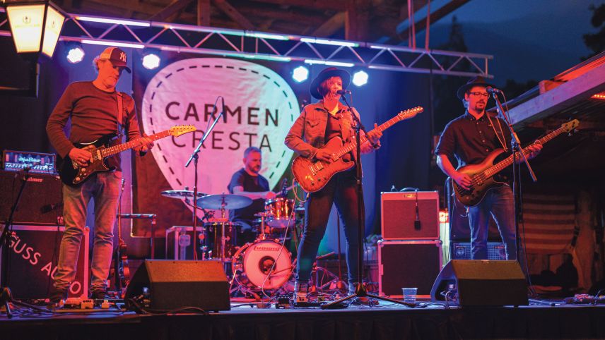 Carmen Cresta dürant il concert e las registraziuns per seis terz album: «Carmen Cresta live» (fotografia: mad).