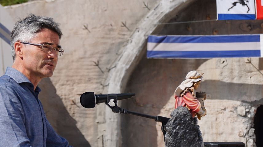 Was geschieht mit der Umfahrung Silvaplana bei einem Ja zum NAF? Regierungsrat Mario Cavigelli (auf dem Bild beim Durchstich des Umfahrungstunnels) nimmt in der «Engadiner Post/Posta Ladina» Stellung. Foto: Jon Duschletta