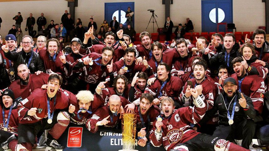 Die Mannschaft Genève Futur Hockey gewinnt den Pokal Junioren Elite A in Scuol (Foto: Swiss Ice Hockey).