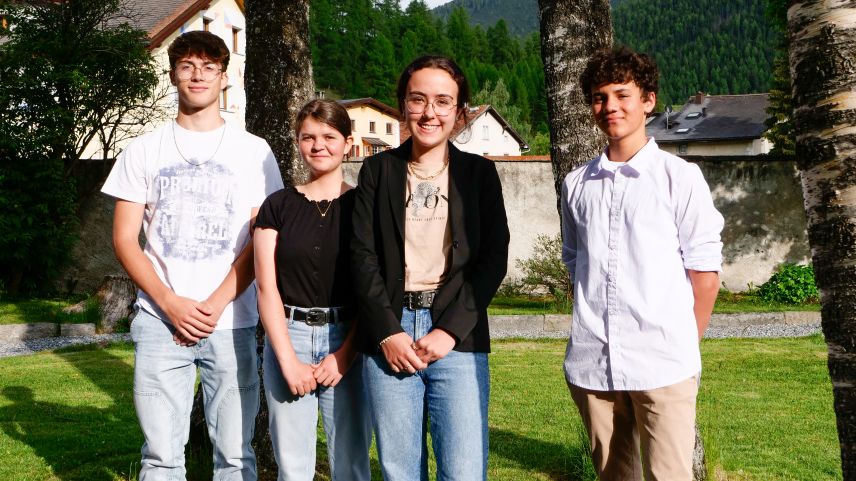 Ils vendschaders da la categoria 7. - 9. classa: Joao Pedro Jardim Cattarino, Ursina Bonorand e Jana Hew, Luan Hofmann (fotografia: Jon Duschletta)