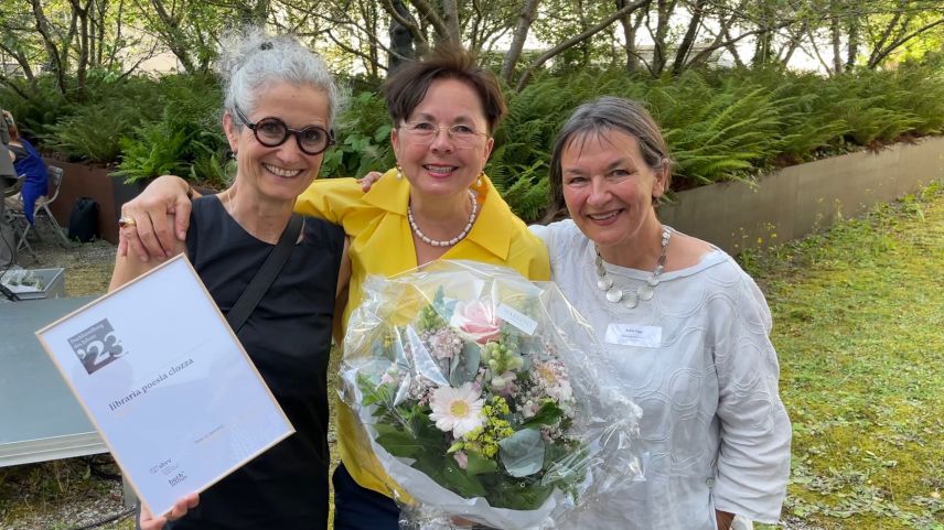 Die Inhaberin der Libraria, Simone Nuber (Mitte), mit ihren Mitarbeiterinnen Ruth Grünenfelder Flury (links) und Katrin Tissi. Foto: z. Vfg