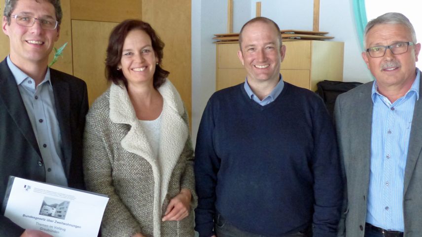 Il referent Bruno Maranta (da schnestra), l’architecta Marisa Feuerstein e da la vart dal cumün Arno Kirchen e’l capo Christian Fanzun han infuormà a Scuol (sülla fotografia manca Roger Vulpi) (fotografia: Flurin Andry).