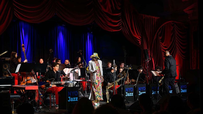 Dee Dee Bridgewater mit dem Jugend-Jazzorchester der Carnige Hall New York und Trompeter Sean Jones. Foto: www.fotoswiss.com/Giancarlo Cattaneo