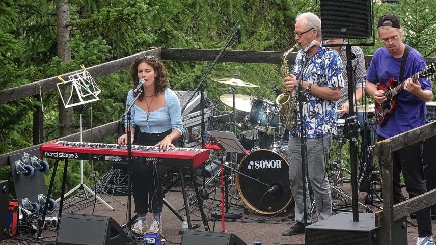 Cinzia Regensburger mit Band spielte am vergangenen Sonntag am Musikevent Guardaval Sounds. Foto: Jürg Keller