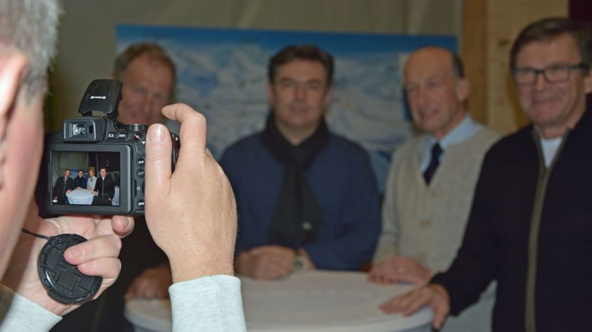 Daniel Pitsch, Georg Fallet, Hans-Peter Schreich e Fadri Cazin (da schnestra) s’han partecipats a la discussiun al podium (fotografia: Nicolo Bass).