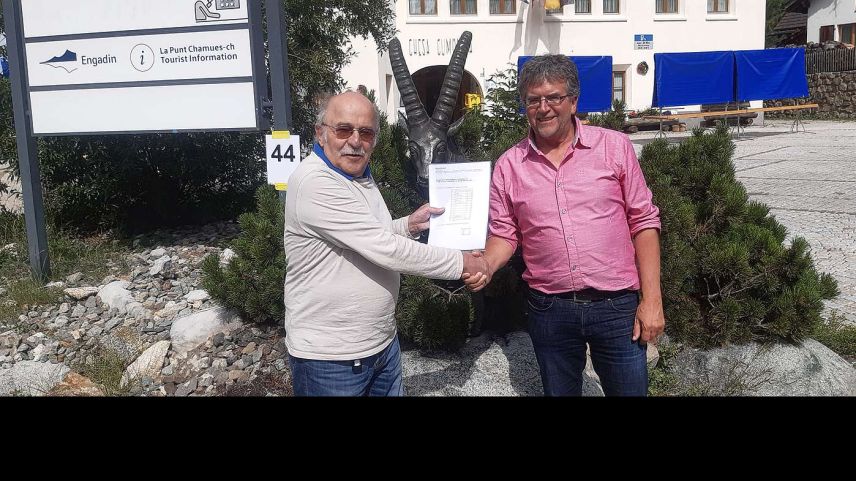 Richard Hunziker (links), überreicht dem Gemeindeschreiber Urs Niederegger die Unterschriften.  Foto: z. Vfg