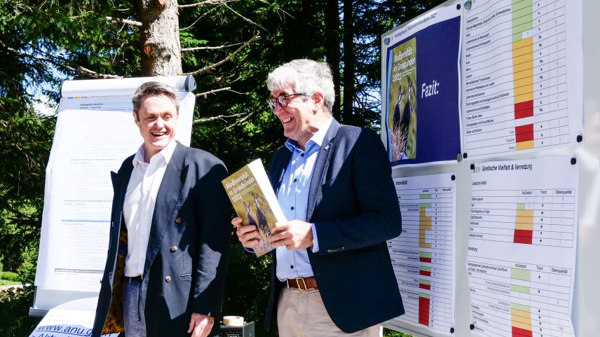 Der Amtsleiter des ANU, Remo Fehr (links) und Regierungsrat und Umweltdirektor Jon Domenic Parolini während der Präsentation der Biodiversitätsstrategie in Chur. Foto: Jon Duschletta