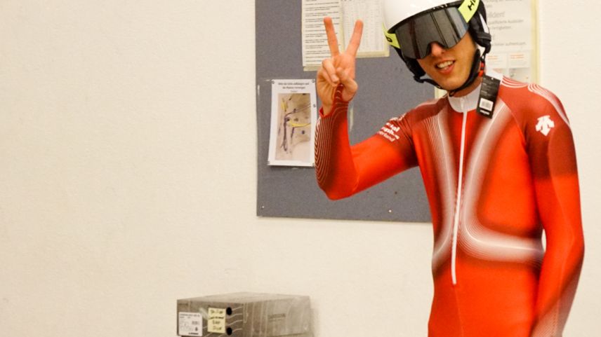 Bereit für die World Winter Games in Österreich. Ein Mitglied der Schweizer Delegation der Special Olympics während der Kleideranprobe in Samedan. Fotos: Jon Duschletta