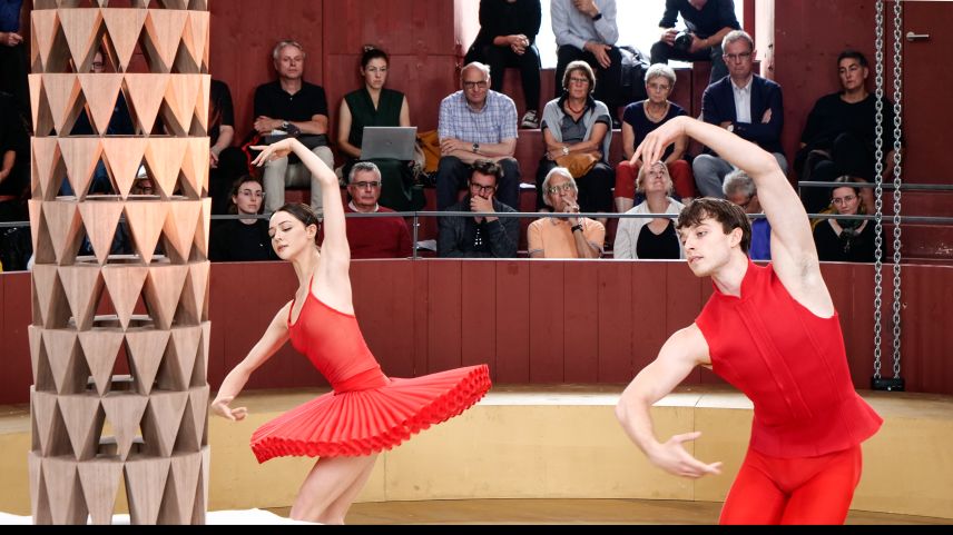 Die erste Solistin des Bayerischen Staatsballetts Madison Young und Tänzer Severin Brunhuber umtanzten das Modell «Ospizio». Foto: Jon Duschletta