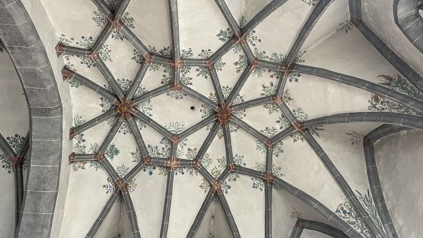 Haspelstern in der Kirche von Ramosch. Diese Gewölbeart findet sich im Alpenraum fast ausschliesslich in Bündner Kirchen. Foto: Walter Isler