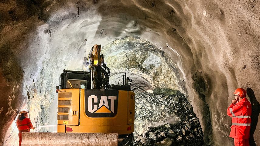 Im RhB-Brailtunnel II kurz nach der Sprengung des nächtlichen Abschlags. Fotos: Jon Duschletta