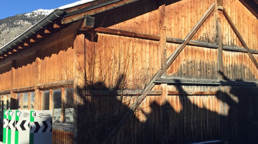 Il cumün da Zernez venda quista halla cun paraids e tettaglia a quel chi paja il plü bler (fotografia: Danja Brunies).