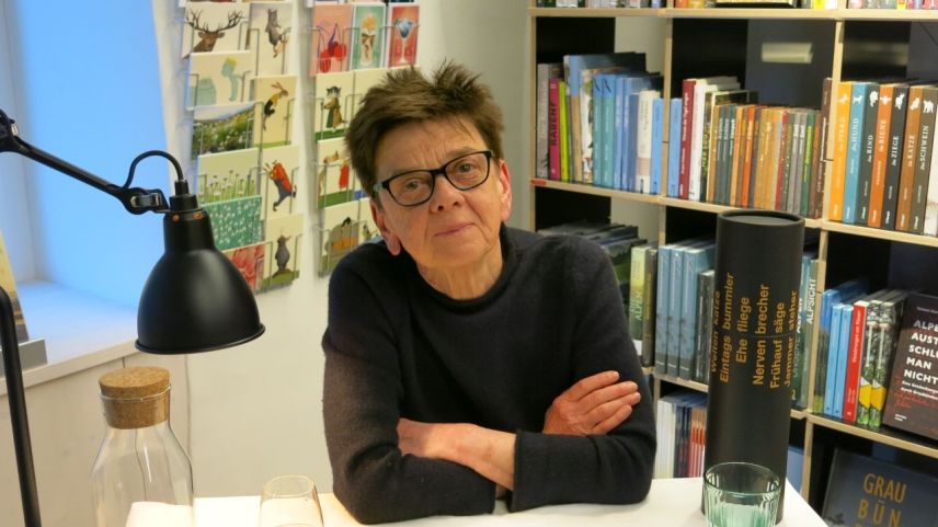 Angelika Overath bei der Buchvernissage von «Unschärfen der Liebe» in der Libraria Poesia Clozza Foto: Bettina Gugger