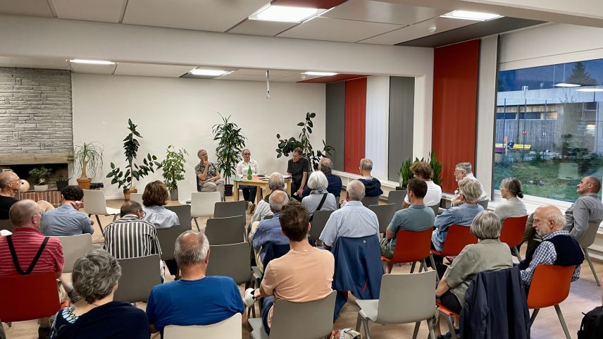 Die Podiumsdiskussion mit Raimund Rodewald, Patrizia Guggenheim und Duri Bezzola (von links) stiess auf Interesse. Foto: Fadrina Hofmann