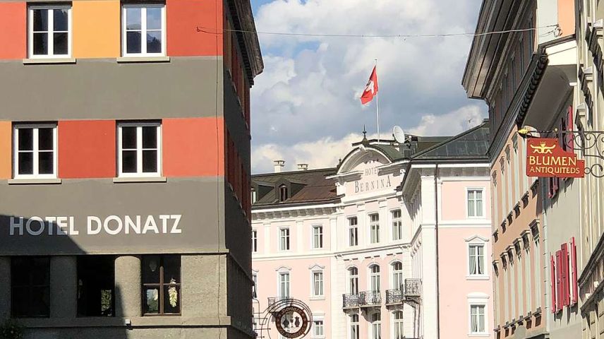Hotel Donatz, Hotel Bernina und Haus des Fögl Ladin. Foto: Sabrina von Elten