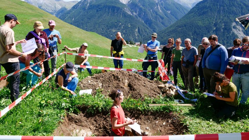 Anina Schmidhauser (vorne) führte die Mitglieder der Bodenkundlichen Gesellschaft der Schweiz in Sent in den Bodentypus Phäozem ein. Foto: Jon Duschletta