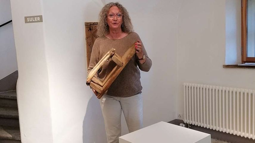 Corina Blättler-Monsch während der Führung bei den Europäischen Tagen des Denkmals mit einem Holzschlitten für Kinder. Zwei Tierknochen fanden als Kufen Verwendung. Foto: Denise Muchenberger